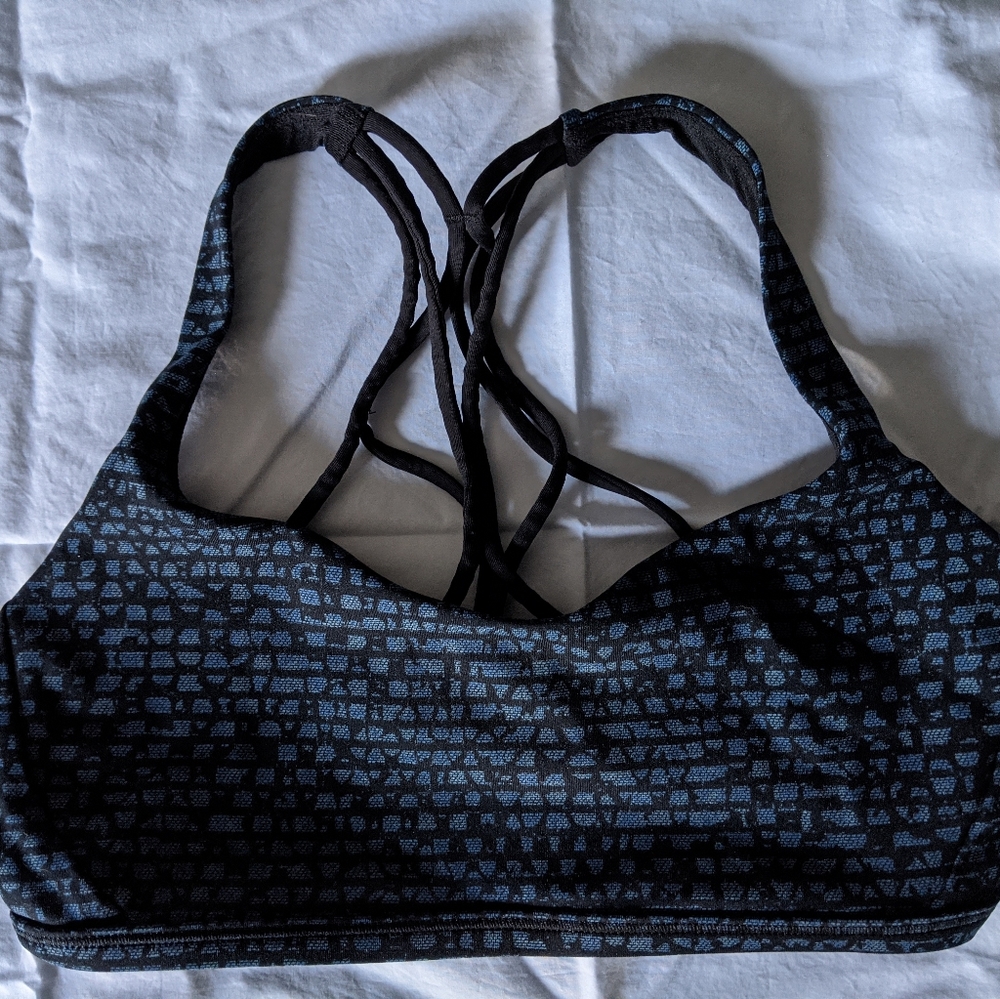 Lululemon Free to Be Zen size 6